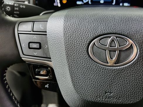 Used 2025 Toyota Camry SE w/ Convenience Package FWD image 19