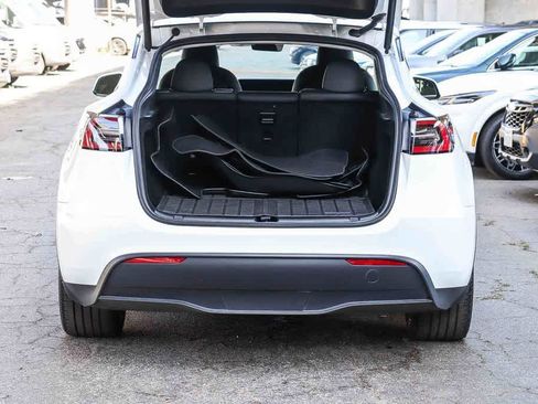 Used 2024 Tesla Model Y 2WD image 27