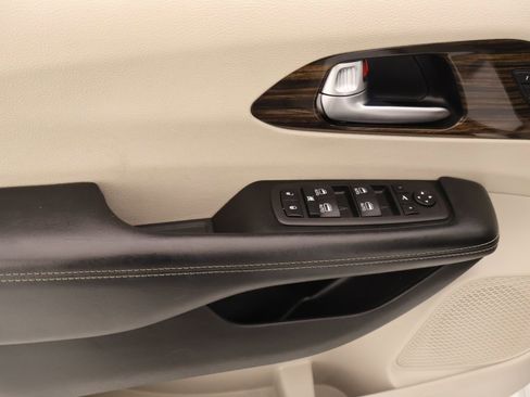 Used 2023 Chrysler Pacifica Limited FWD image 18