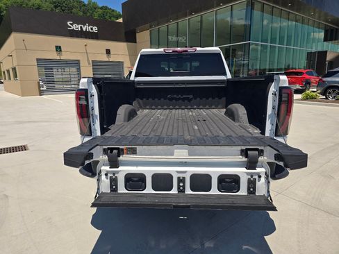 Used 2024 GMC Sierra 2500 AT4 w/ AT4 Premium Plus Package AWD/4WD image 11