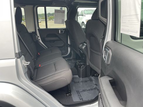 Used 2023 Jeep Wrangler Unlimited Sahara w/ Cold Weather Group AWD/4WD image 28