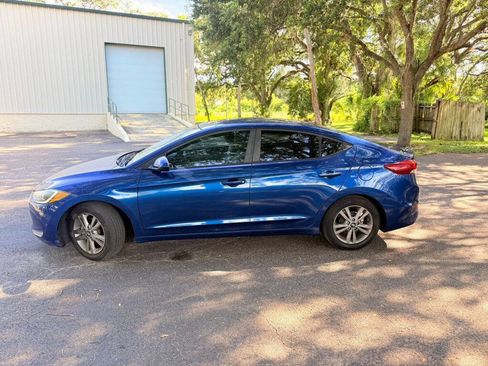 Used 2017 Hyundai Elantra SE FWD image 2