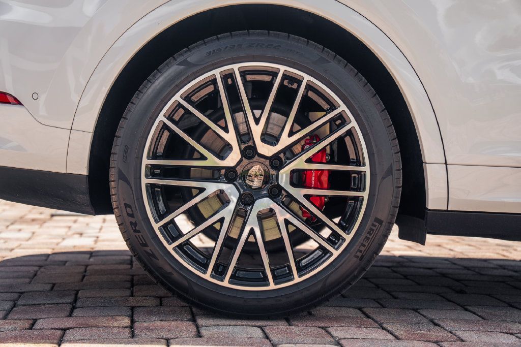 Used 2025 Porsche Cayenne Turbo AWD/4WD image 13