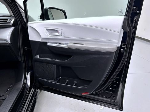 Used 2026 Toyota Sienna LE FWD image 16