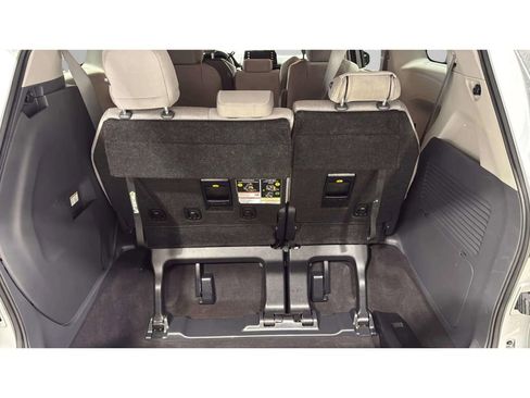 Used 2024 Toyota Sienna LE FWD image 7