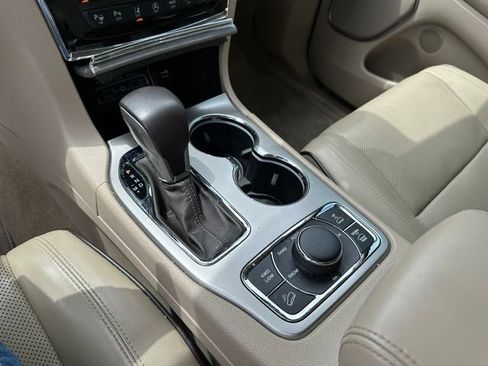 Used 2019 Jeep Grand Cherokee Overland AWD/4WD image 25