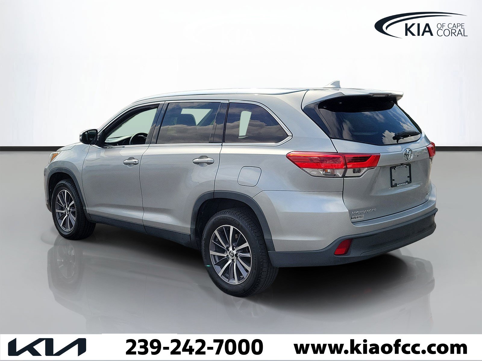 Used 2019 Toyota Highlander XLE FWD image 4