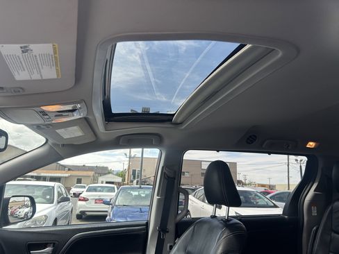 Used 2018 Toyota Sienna SE FWD image 18