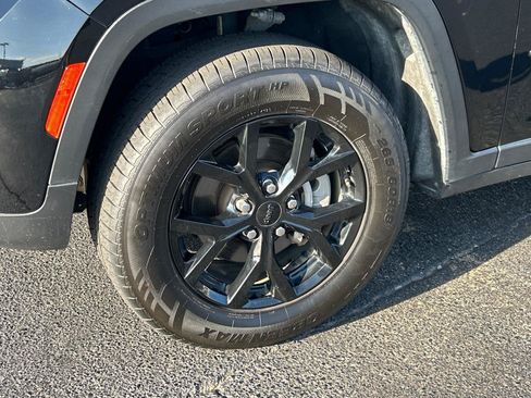 Used 2024 Jeep Grand Cherokee Altitude AWD/4WD image 11