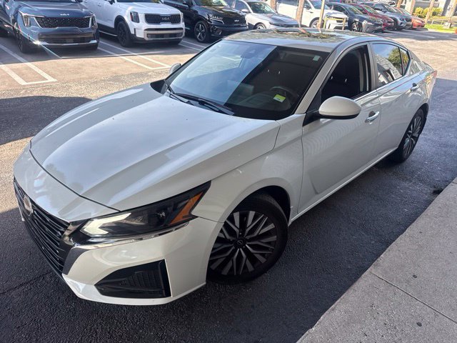 Used 2024 Nissan Altima 2.5 SV w/ SV Premium Package FWD image 2