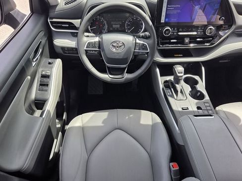 Used 2024 Toyota Highlander XLE FWD image 17