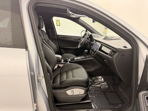 Used 2025 Porsche Macan image 37