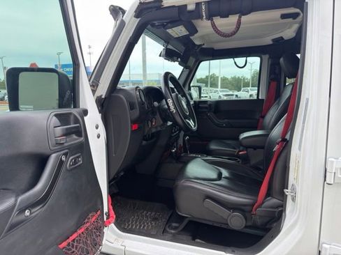 Used 2017 Jeep Wrangler Unlimited Rubicon AWD/4WD image 5