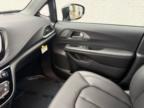 New 2027 Chrysler Pacifica Select w/ Family Tech Group AWD/4WD image 26