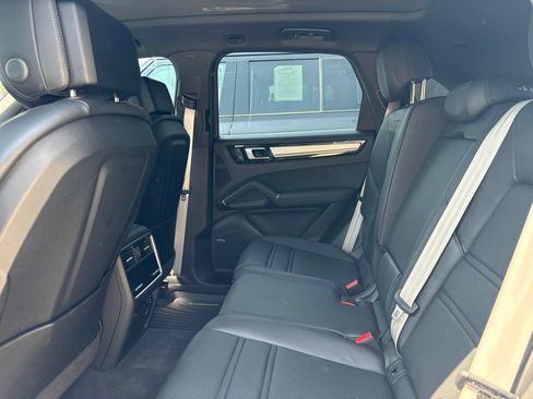 Used 2022 Porsche Cayenne Platinum Edition AWD/4WD image 4