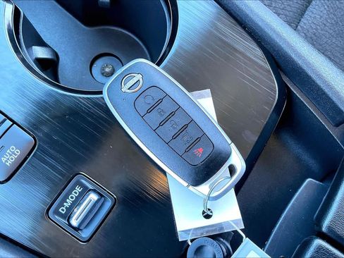 Used 2025 Nissan Rogue SV image 15