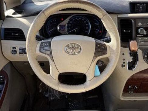 Used 2011 Toyota Sienna XLE image 14