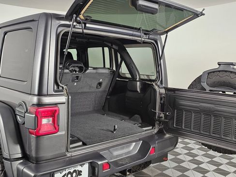 Used 2025 Jeep Wrangler Unlimited Rubicon w/ Convenience Group AWD/4WD image 12