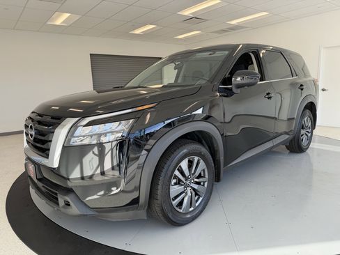 Used 2024 Nissan Pathfinder S image 3