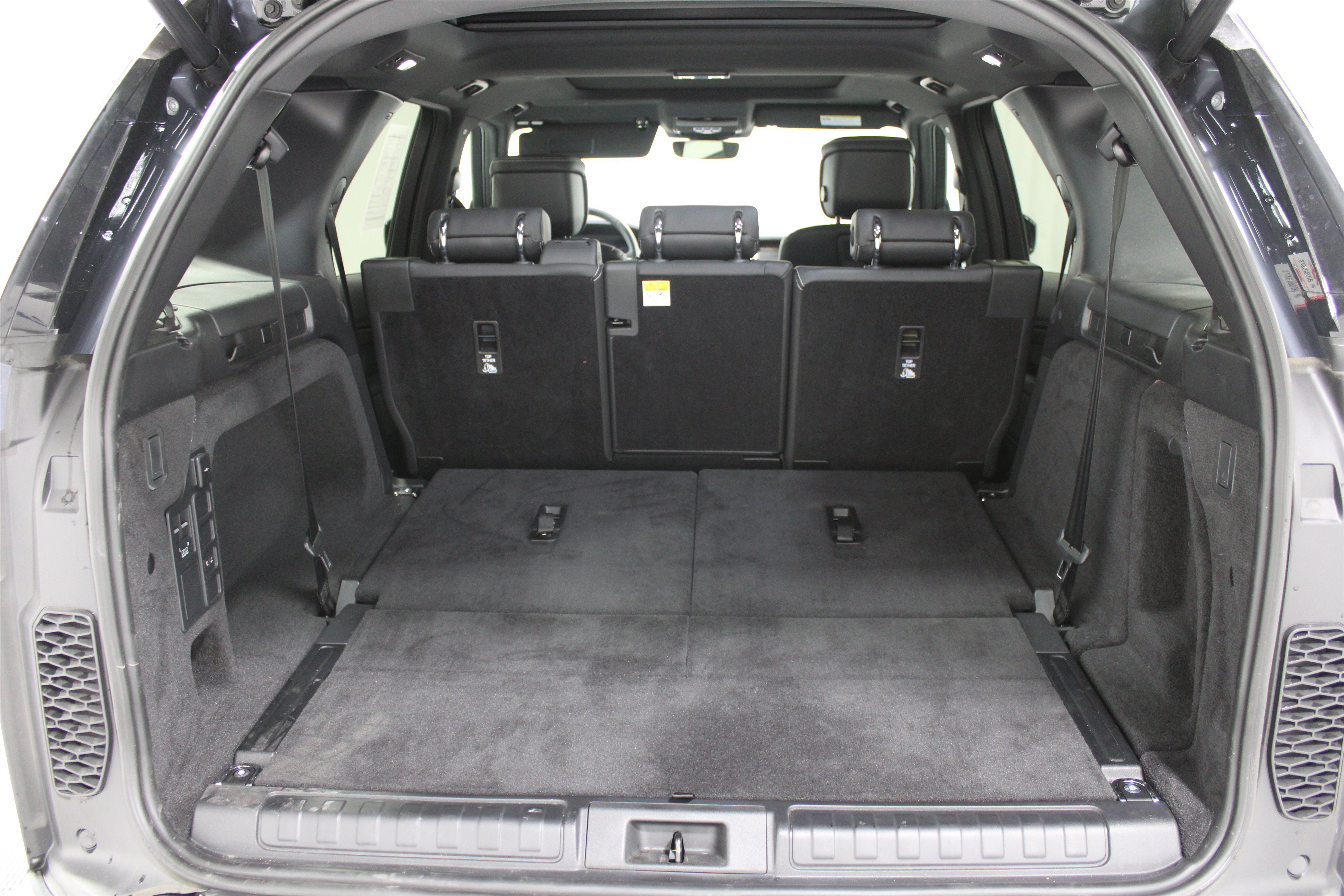 Used 2024 Land Rover Discovery Dynamic SE AWD/4WD image 24