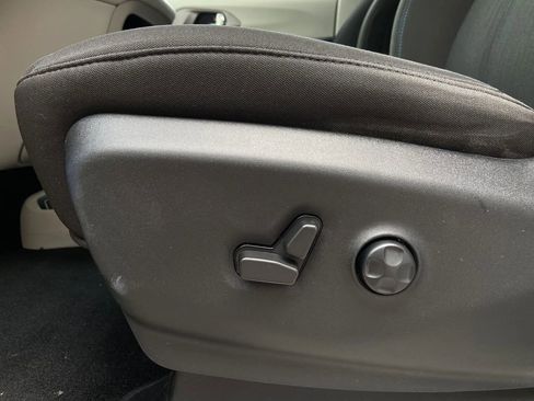 Used 2021 Chrysler Pacifica Touring image 12