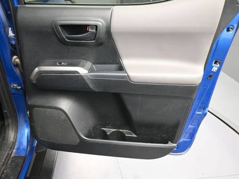 Used 2018 Toyota Tacoma SR5 AWD/4WD image 15