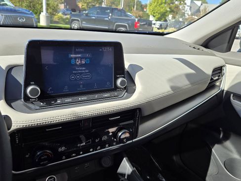 Used 2023 Nissan Rogue SV w/ SV Premium Package image 32