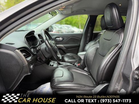 Used 2019 Jeep Cherokee Latitude Plus w/ Cold Weather Group AWD/4WD image 14