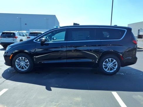 New 2026 Chrysler Pacifica Select image 3