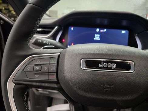 New 2025 Jeep Grand Cherokee Laredo w/ Luxury Tech Group I RWD image 17