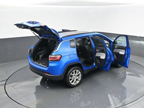 Used 2024 Jeep Compass Latitude w/ Sun and Sound Group AWD/4WD image 27