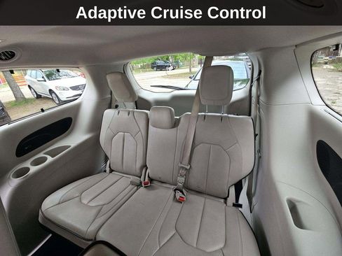 Used 2020 Chrysler Pacifica Limited w/ Advanced Safetytec Group FWD image 18