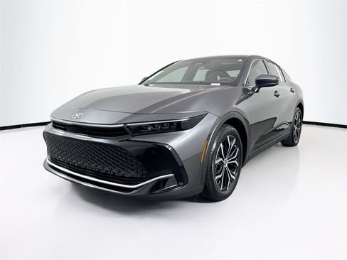 Used 2023 Toyota Crown Limited image 2