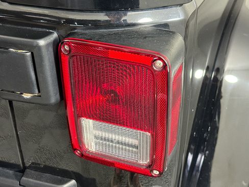 Used 2017 Jeep Wrangler Unlimited Sahara w/ Connectivity Group image 32