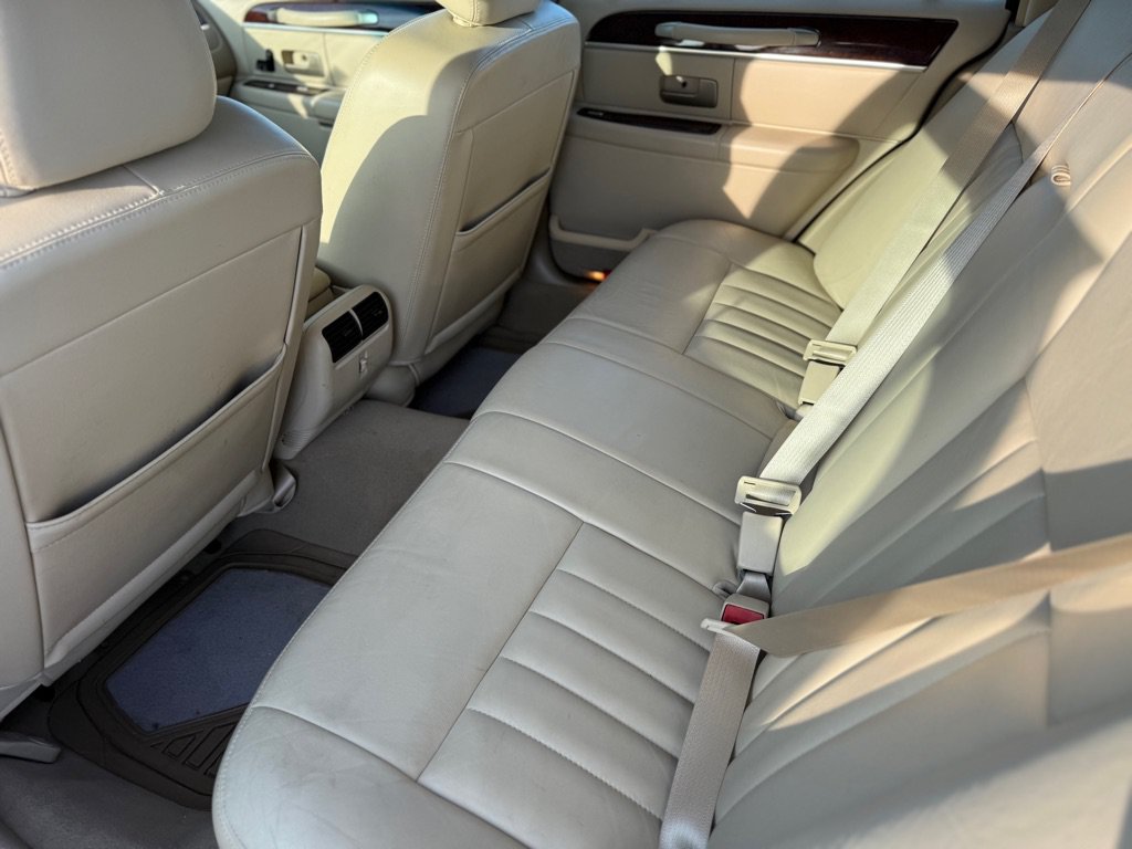 Used 2007 Lincoln Town Car Signature RWD image 16