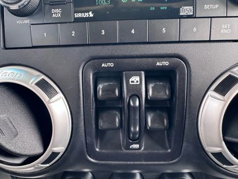 Used 2017 Jeep Wrangler Unlimited Rubicon w/ Connectivity Group image 23