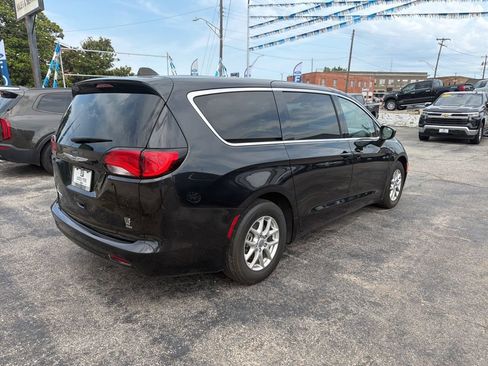 Used 2023 Chrysler Voyager LX FWD image 4