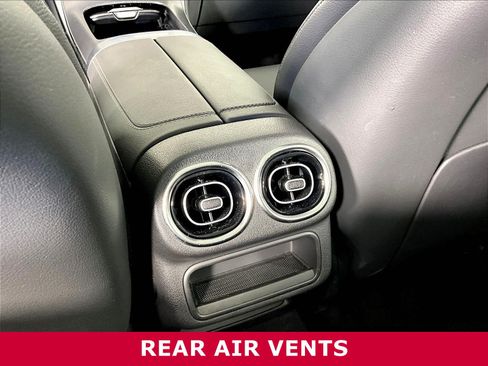 Used 2024 Mercedes-Benz GLC 300 4MATIC image 10