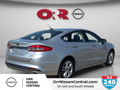 Used 2018 Ford Fusion SE w/ Fusion SE Technology Package FWD image 5