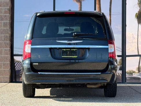 Used 2016 Chrysler Town & Country Touring FWD image 10