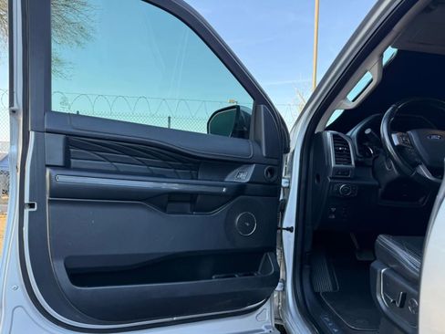 Used 2019 Ford Expedition Platinum image 39