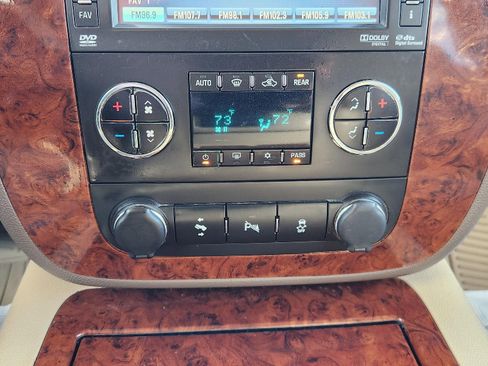 Used 2014 Chevrolet Suburban LTZ image 15