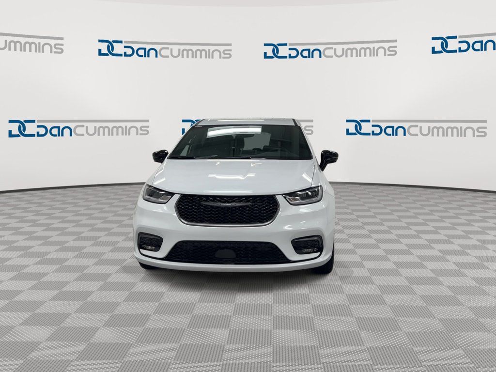 New 2026 Chrysler Pacifica Select FWD image 3