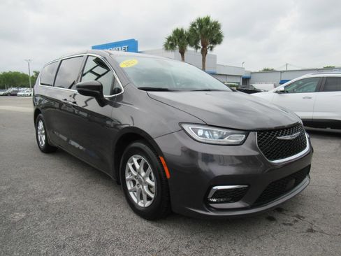 Used 2023 Chrysler Pacifica Touring-L FWD image 4