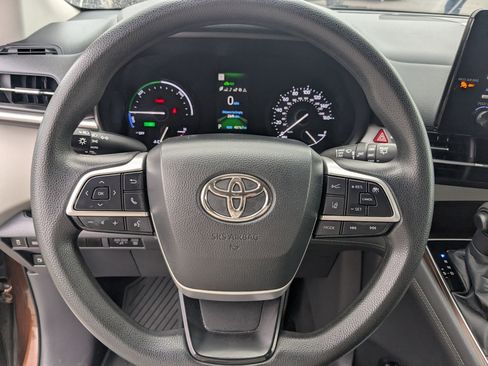 Used 2021 Toyota Sienna LE image 18