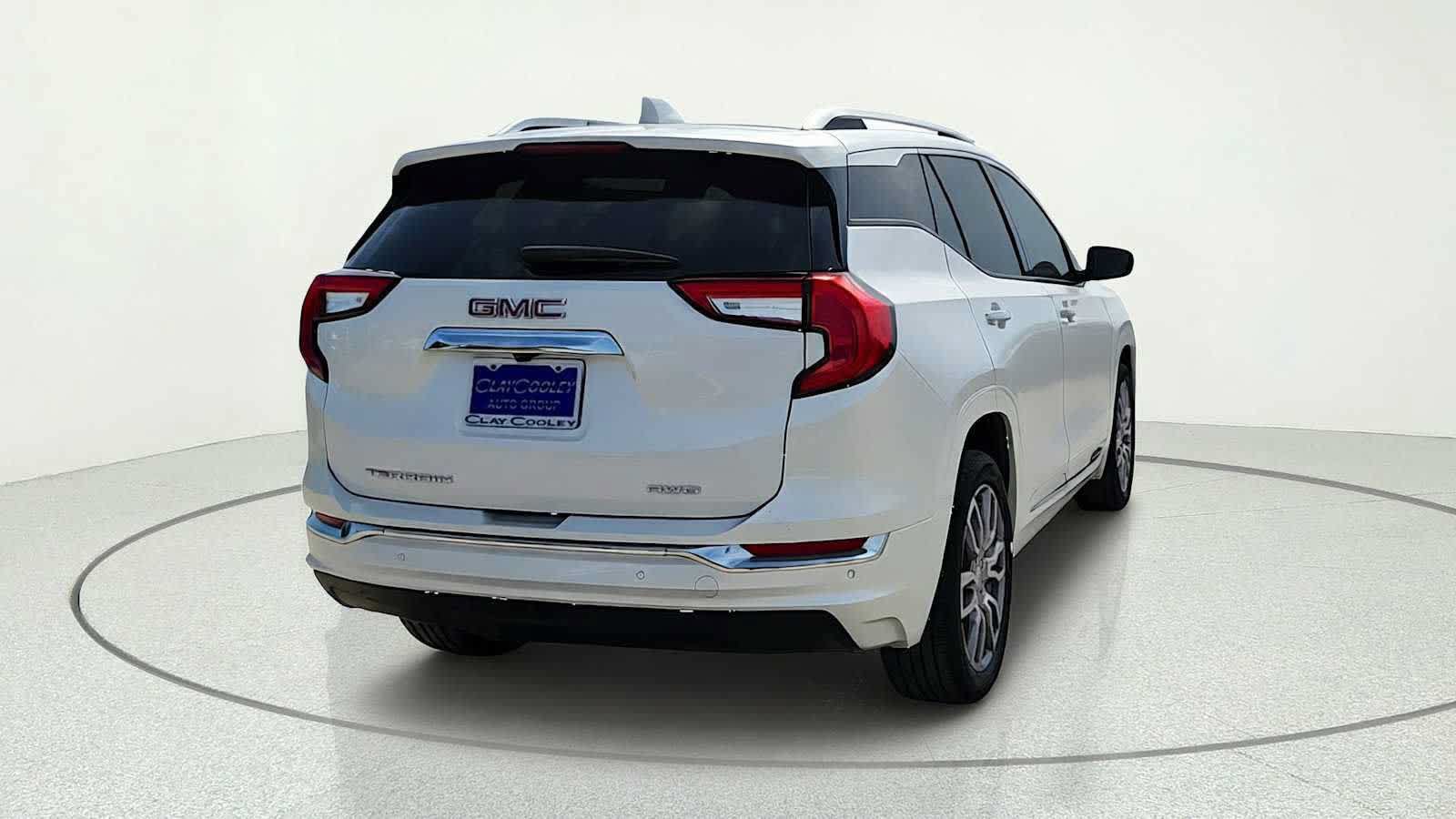 Used 2023 GMC Terrain Denali w/ Denali Premium Package AWD/4WD image 7