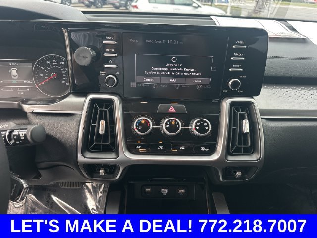 Used 2023 Kia Sorento LX FWD image 17