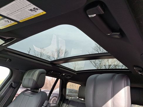 Used 2019 Land Rover Range Rover HSE image 13