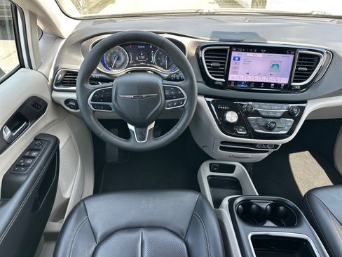 Used 2024 Chrysler Pacifica Touring-L image 7