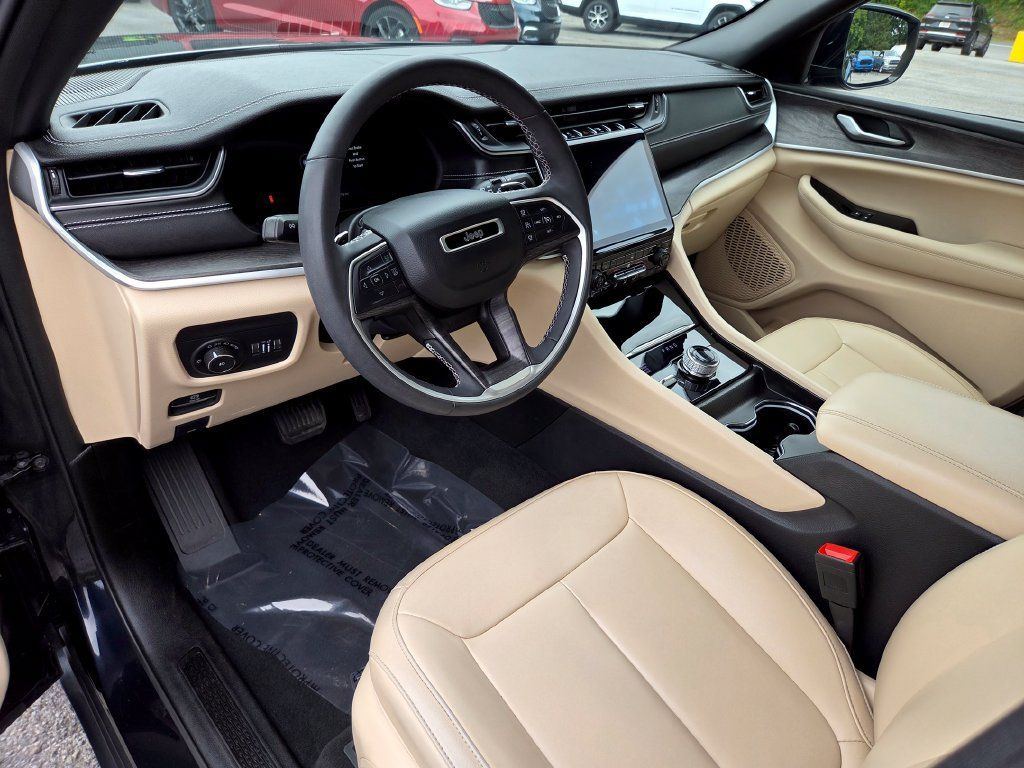 Used 2024 Jeep Grand Cherokee L Limited AWD/4WD image 11